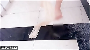 超卡哇伊网红美三寸之楼道露出潮吹 LO裙真空丝袜塞跳蛋 楼梯道香蕉自慰呻吟潮吹