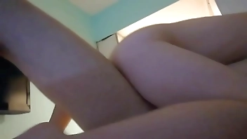 刚破处不久的朋友，趴在我身上自己动了起来